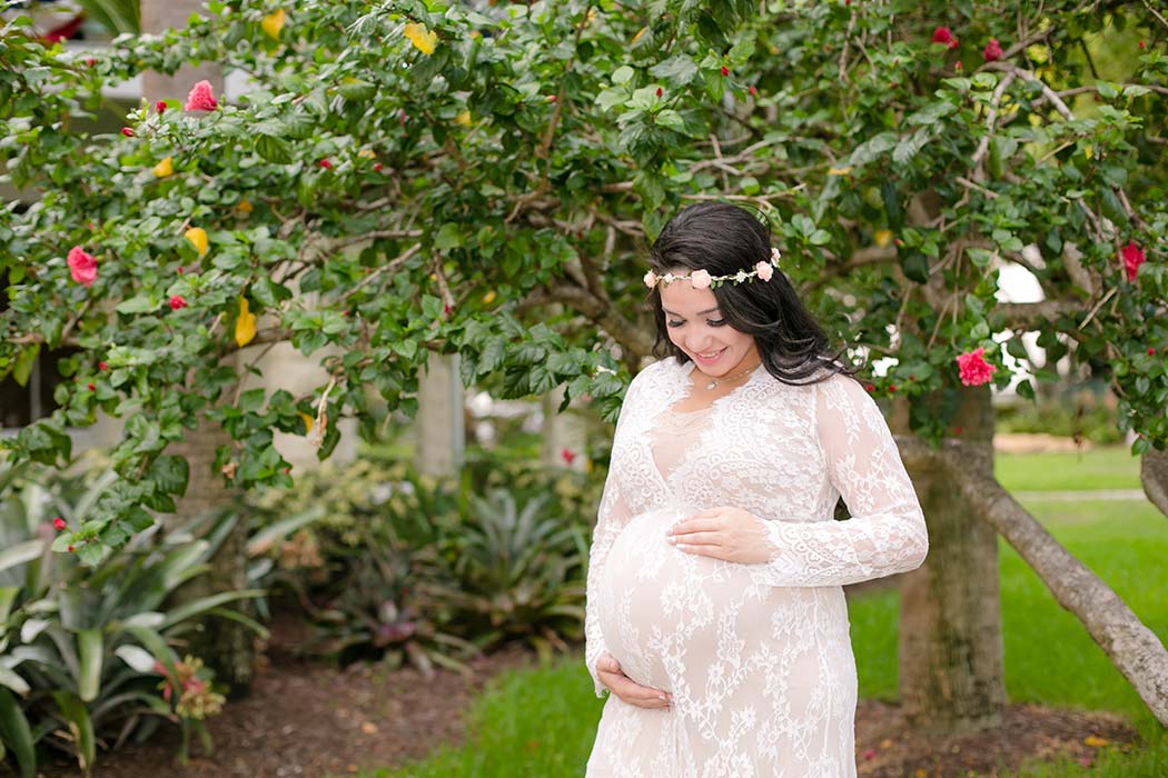 unique maternity posing ideas for photography