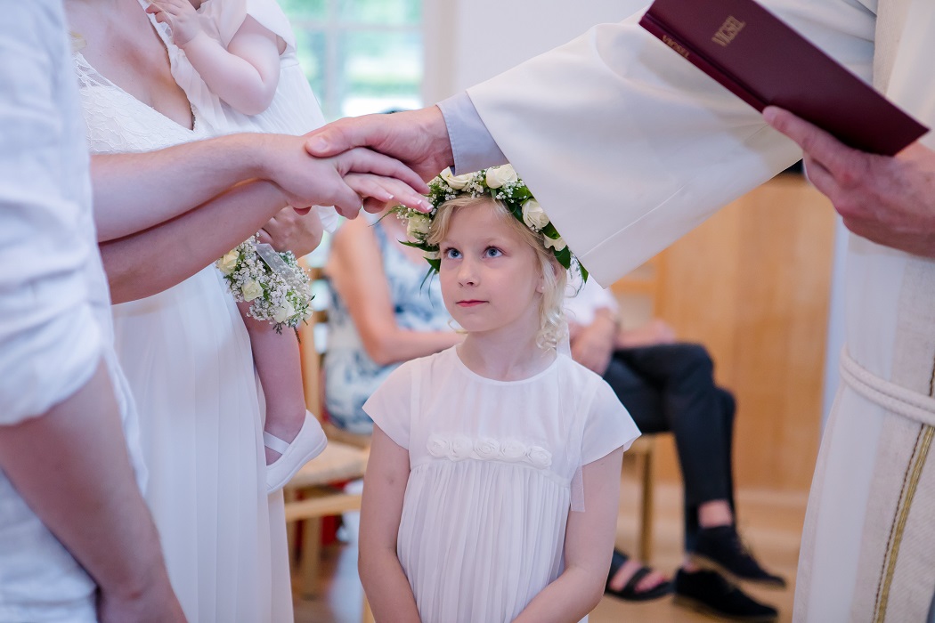 intimate wedding blessing in fort lauderdale flower girl