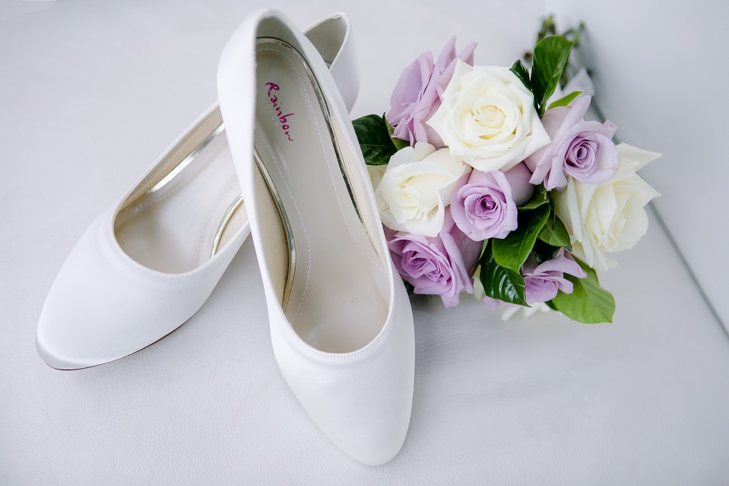 bridal details to photograph; shoes and purple and white bouquet bridal details to photograph; shoes and bouquet