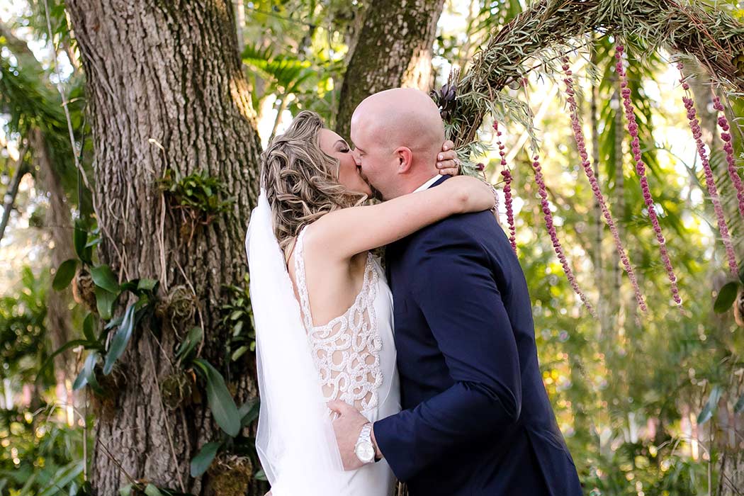 bride and groom kiss | modern wedding | living sculpture sanctuary davie