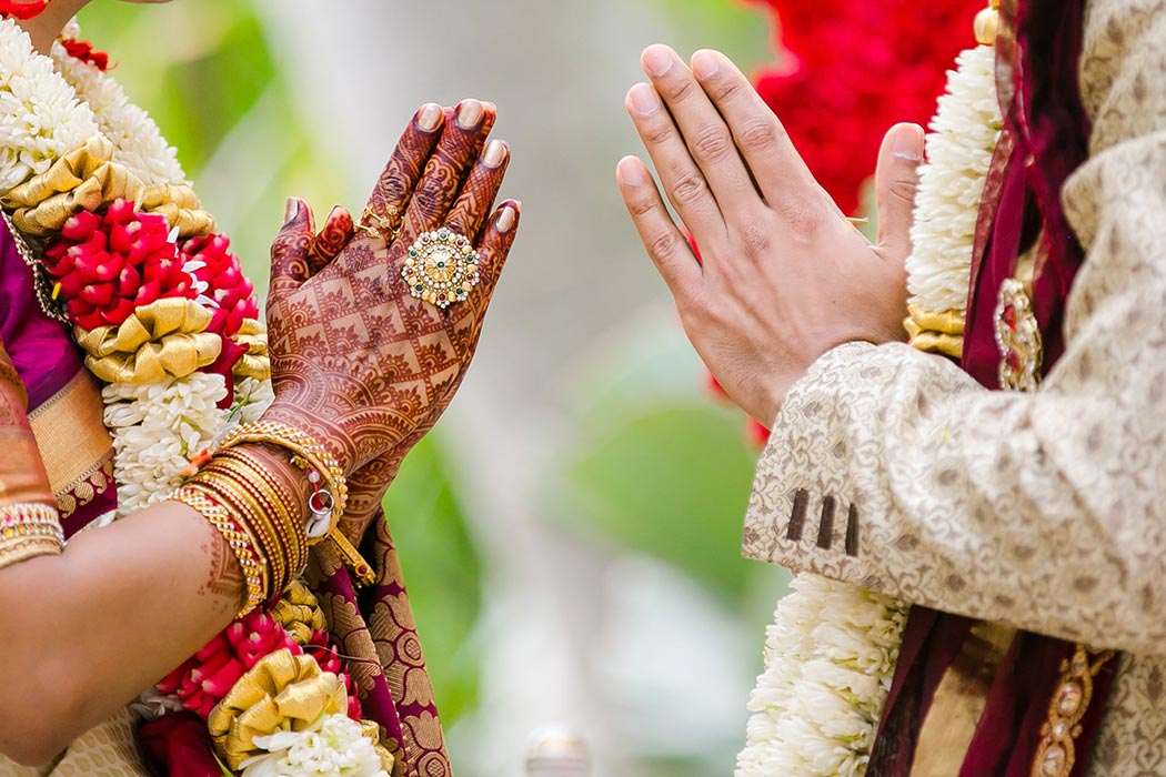 beautiful indian wedding henna with gold jewelry