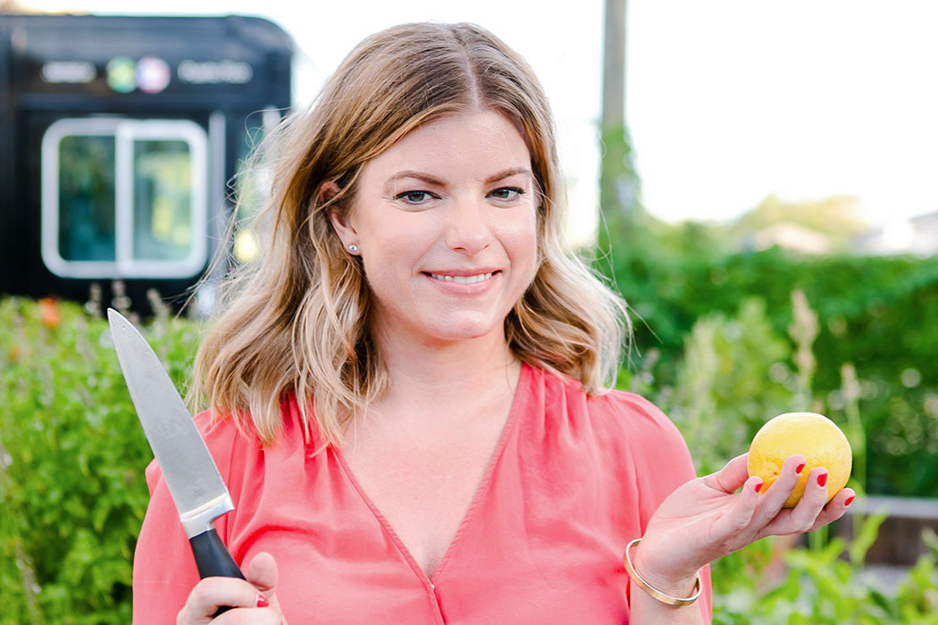 cutting up lemons for a lifestyle photography session | fort lauderdale lifestyle photographer